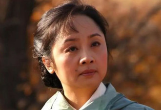 她10年捧红丈夫,丈夫却转身娶秦海璐,剩她跟儿子相依为命