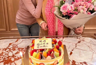 54岁黎姿妥妥的时尚美人！她身穿低饱和粉色搭牛仔裤，和妈妈真像