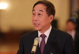 68岁冯巩近况曝光！连续33年登上春晚舞台，如今陪妻子享受快乐晚年生活