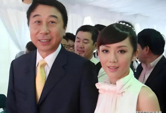 68岁冯巩近况曝光！连续33年登上春晚舞台，如今陪妻子享受快乐晚年生活