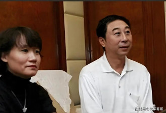 68岁冯巩近况曝光！连续33年登上春晚舞台，如今陪妻子享受快乐晚年生活