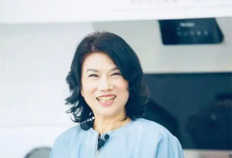 71岁董明珠穿汉服美炸，高发簪唐服装率闺蜜团走古风，气质拉满