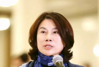 71岁董明珠穿汉服美炸，高发簪唐服装率闺蜜团走古风，气质拉满