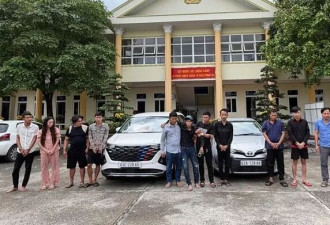 女子被持刀绑架，但她在绑匪吃午饭时该女子趁机逃脱