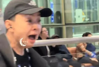 宋丹丹看到两个孙子接机,高兴坏了,两个孙子随她姓