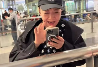 宋丹丹看到两个孙子接机,高兴坏了,两个孙子随她姓