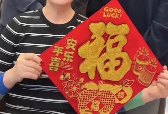 宋丹丹看到两个孙子接机,高兴坏了,两个孙子随她姓