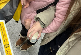 18小时没吃 中国女孩伦敦机场发帖求助 结局太暖
