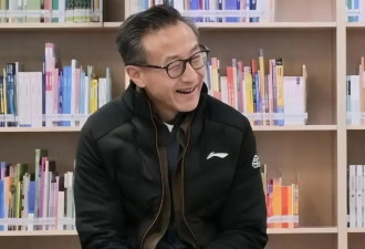 马云穿6万LP，蔡崇信穿李宁接地气！一张高管合照，暴露顶级富豪穿衣…