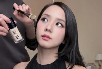 金智秀美的好权威！穿黑色挂脖纱裙看秀！简单披肩发美到让人窒息