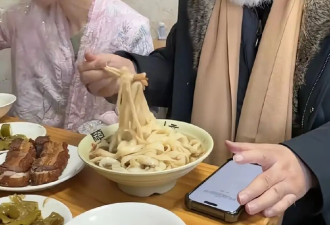 张纪中带着妻子一家人游玩，丈母娘首次曝光，妻子一起合影像女儿