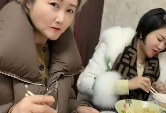张纪中带着妻子一家人游玩，丈母娘首次曝光，妻子一起合影像女儿