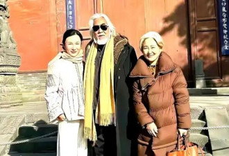 张纪中带着妻子一家人游玩，丈母娘首次曝光，妻子一起合影像女儿