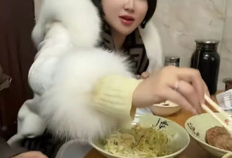 张纪中带着妻子一家人游玩，丈母娘首次曝光，妻子一起合影像女儿