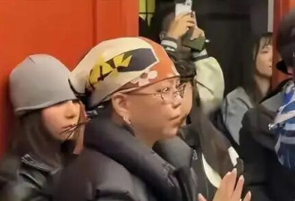 53岁张惠妹返乡被挤爆，超大钻戒引猜测，男友全程陪同显霸气