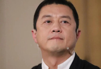 58岁李亚鹏被偶遇，破裤子配旧鞋很朴素，羽绒服穿十几年袖口漏绒