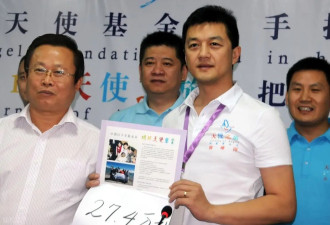 58岁李亚鹏被偶遇，破裤子配旧鞋很朴素，羽绒服穿十几年袖口漏绒