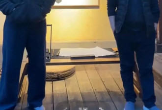 58岁李亚鹏被偶遇，破裤子配旧鞋很朴素，羽绒服穿十几年袖口漏绒