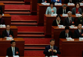 台媒：两会上习近平罕见“传纸条”