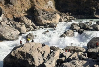 虎跳峡落水失踪男子遗体找到 在距离水面5米处