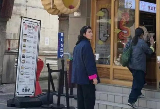 51岁林有慧素颜逛街被拍，萧敬腾跟在身后拎甜品