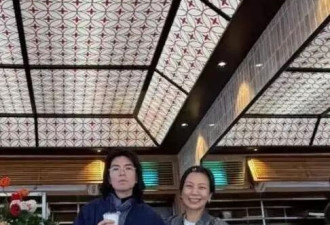 51岁林有慧素颜逛街被拍，萧敬腾跟在身后拎甜品