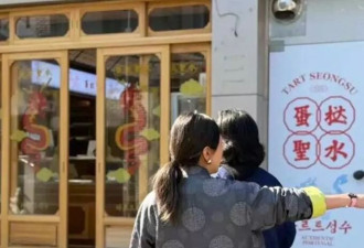 51岁林有慧素颜逛街被拍，萧敬腾跟在身后拎甜品