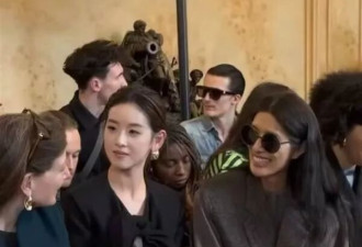 章泽天现身巴黎时装周：听超模和纪梵希家族媳妇聊天