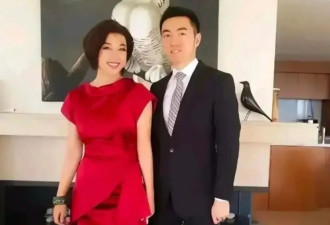 刘晓庆穿红裙和小鲜肉依偎在一起，相差几十岁