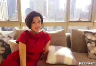 刘晓庆穿红裙和小鲜肉依偎在一起，相差几十岁