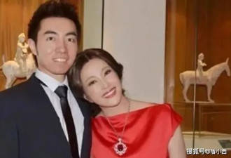 刘晓庆穿红裙和小鲜肉依偎在一起，相差几十岁