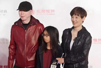 冯小刚送女儿上学 脸贴脸喊“宝儿” 很舍不得
