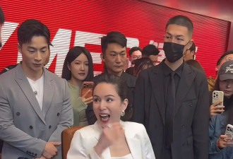 59岁李若彤大秀马甲线，穿白色露脐装飒美高级，不婚不育就是抗老