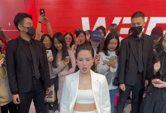 59岁李若彤大秀马甲线，穿白色露脐装飒美高级，不婚不育就是抗老