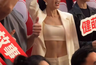 59岁李若彤大秀马甲线，穿白色露脐装飒美高级，不婚不育就是抗老