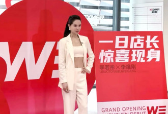 59岁李若彤大秀马甲线，穿白色露脐装飒美高级，不婚不育就是抗老
