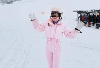 杨天真国外滑雪出意外，右脚受伤躺在雪地上，被救援人员拖下山