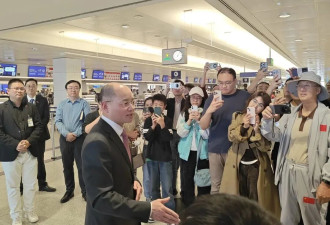 新任中国驻阿联酋大使赴机场为回国同胞送行