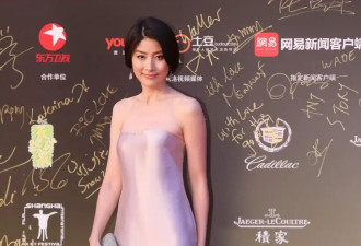 “陈慧琳”太丰满了，穿抹胸都兜不住好身材....