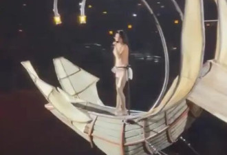 蔡依林深圳演唱会道具变了，30米巨蛇变帆船，非遗爬竿成名场面