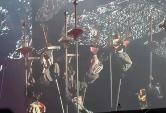 蔡依林深圳演唱会道具变了，30米巨蛇变帆船，非遗爬竿成名场面