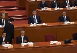 36军官丢官 两会爆异常互动 高层罕见频传纸条