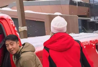 49岁撒贝宁带娃去新疆滑雪,父亲暴瘦满头白发,素颜妻子美到失语