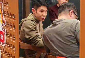 49岁撒贝宁带娃去新疆滑雪,父亲暴瘦满头白发,素颜妻子美到失语