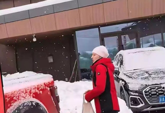 49岁撒贝宁带娃去新疆滑雪,父亲暴瘦满头白发,素颜妻子美到失语