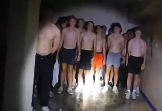 邪教？美大学兄弟会诡异仪式曝光 56人半裸被泼厨余