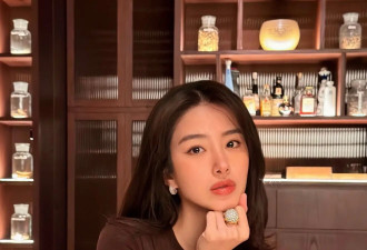 杨采钰生娃后“状态好到爆”！穿棕色镂空裙秀超大钻戒，被宠上天