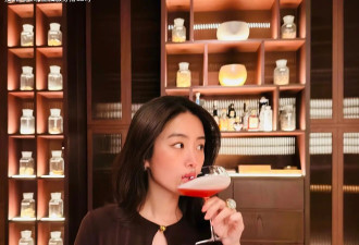 杨采钰生娃后“状态好到爆”！穿棕色镂空裙秀超大钻戒，被宠上天