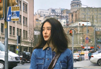 杨采钰生娃后“状态好到爆”！穿棕色镂空裙秀超大钻戒，被宠上天