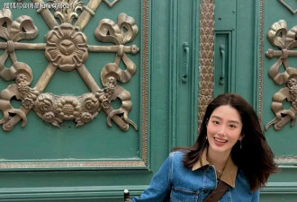 杨采钰生娃后“状态好到爆”！穿棕色镂空裙秀超大钻戒，被宠上天